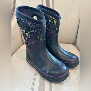 Bogs size 4 Kids Floral Neoprene Rain Boots in Black & Purple
